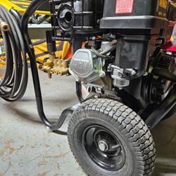 DEWALT GAS 4400 PSI PRESSURE WASHER LIKE NEW 