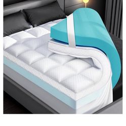 Like New Queen Mattress Pad