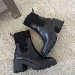 Women’s Boots Size 7