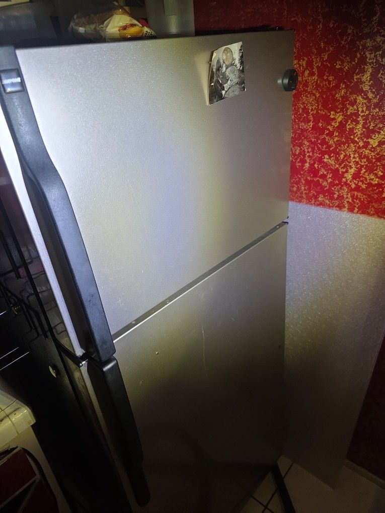 Hot Pointe Fridge Medium Size