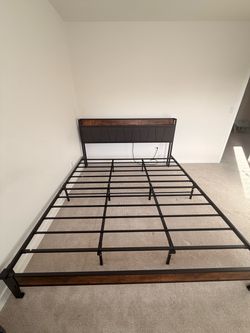 California King Bed Frame – Excellent Condition – Built-In Charging Station