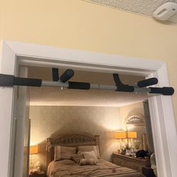 Pull Up Bar (almost new)