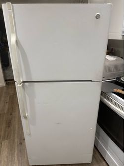Good Working GE 18CF Refrigerator with Ice Maker