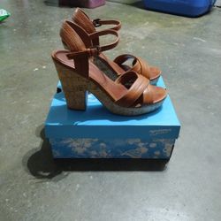 Cute Brown Heals Size 8
