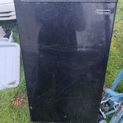 Magic Chef Mini Refrigerator 