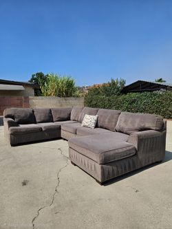 Large Sectional Sofa 💥 Free Delivery 💥