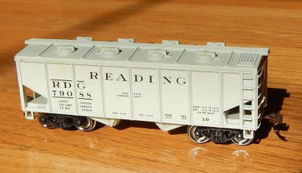 Various HO scale train cars