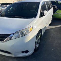 Toyota Sienna 2011