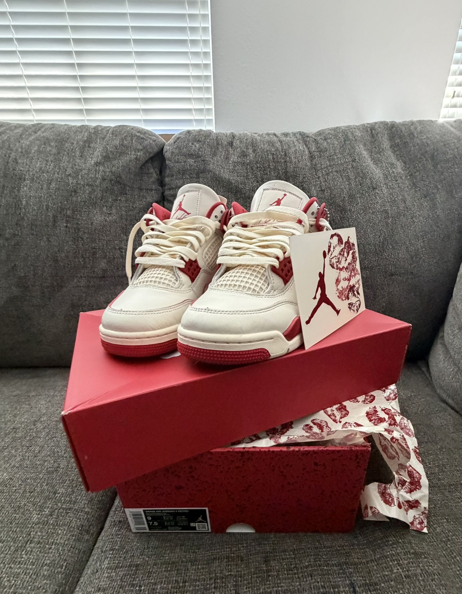 Women’s Air Jordan 4 Retro (Size 9)
