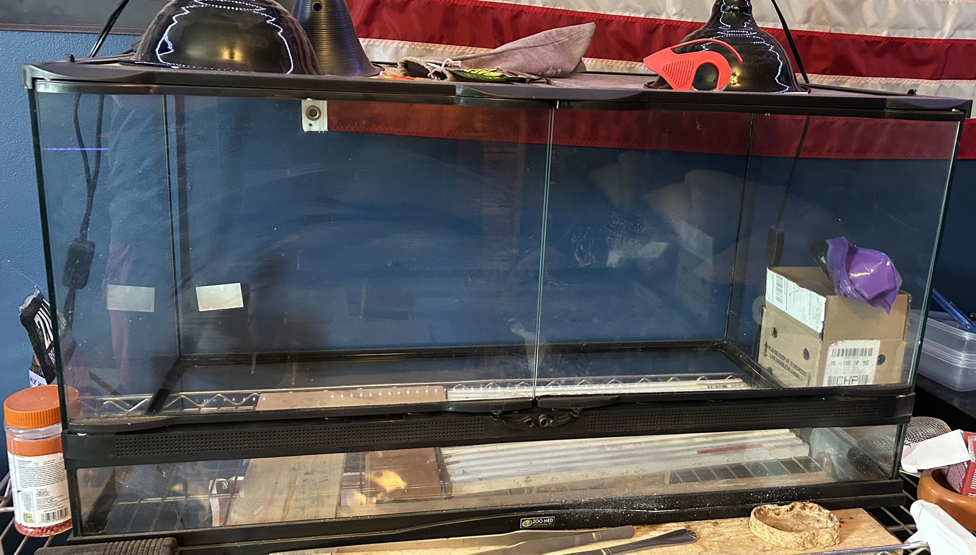 Zoo Med Front Opening 40gallon Enclosure , Comes With Heat Lamps