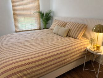 Daphne Upholstered Platform king size bed