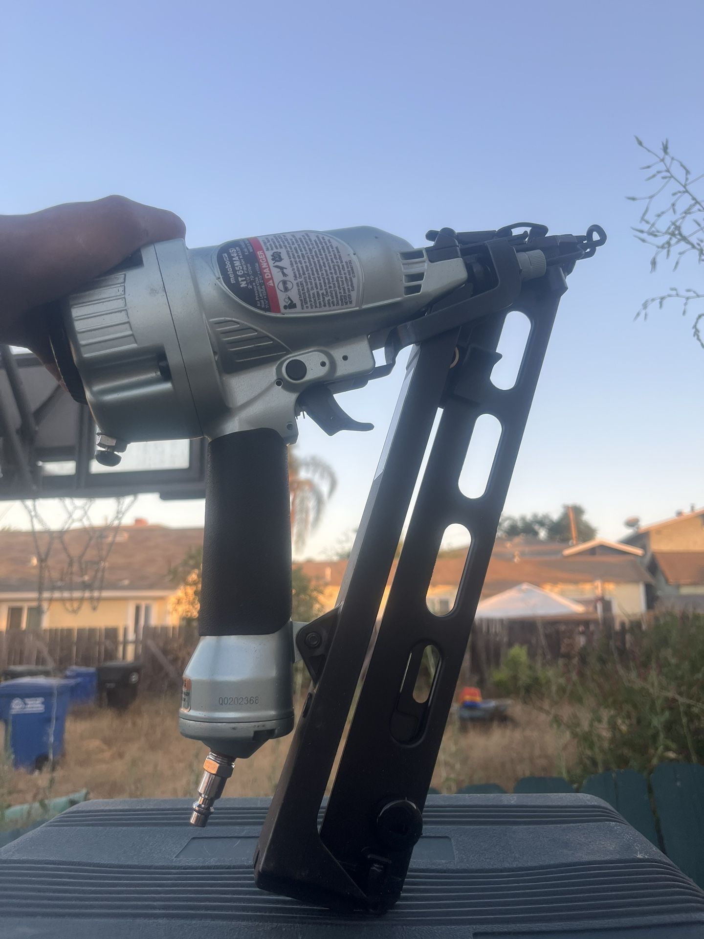 Metabo HPT 2-1/2" 15 Gauge Angled Finish Nailer with Air Duster