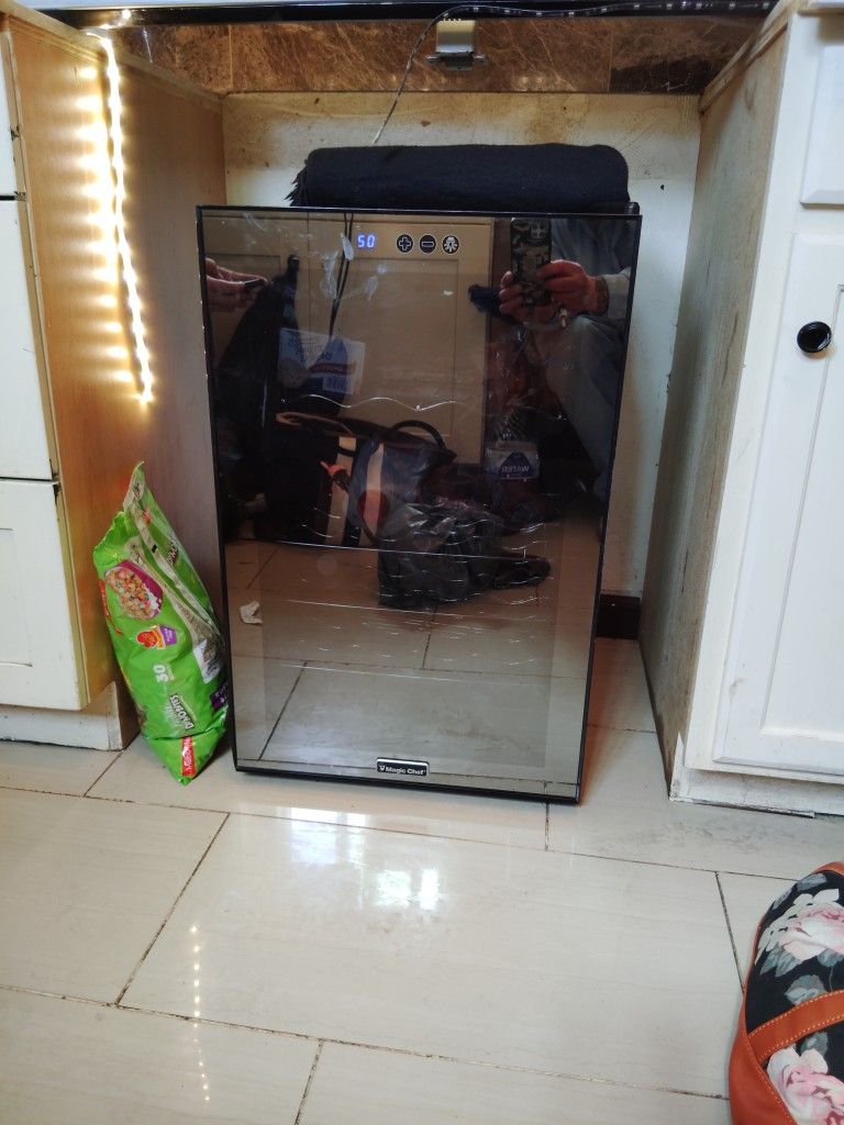 MAGIC CHEF WINE COOLER 3.4 CF