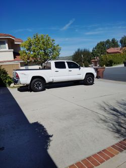 Toyota Tacoma pro running tiene 110 mil millas título limpo