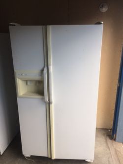 Large kitchen refrigerator white. Excellent condition. Works perfect 300