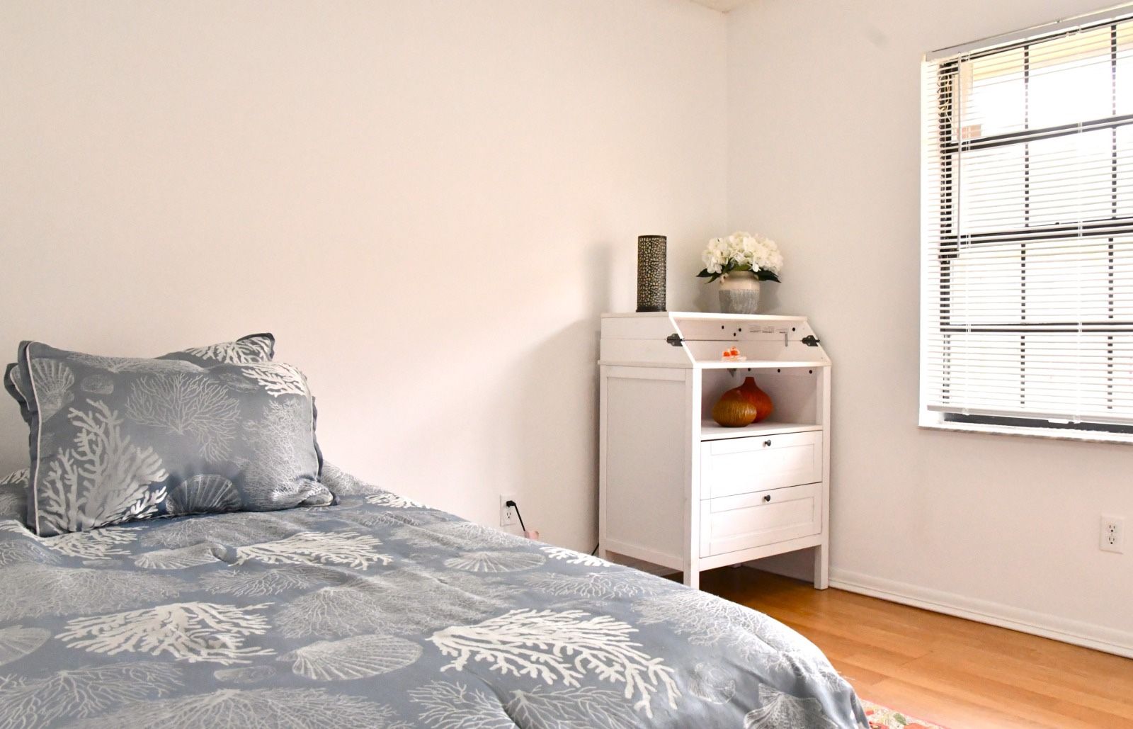 Twin Bedroom With Desk 