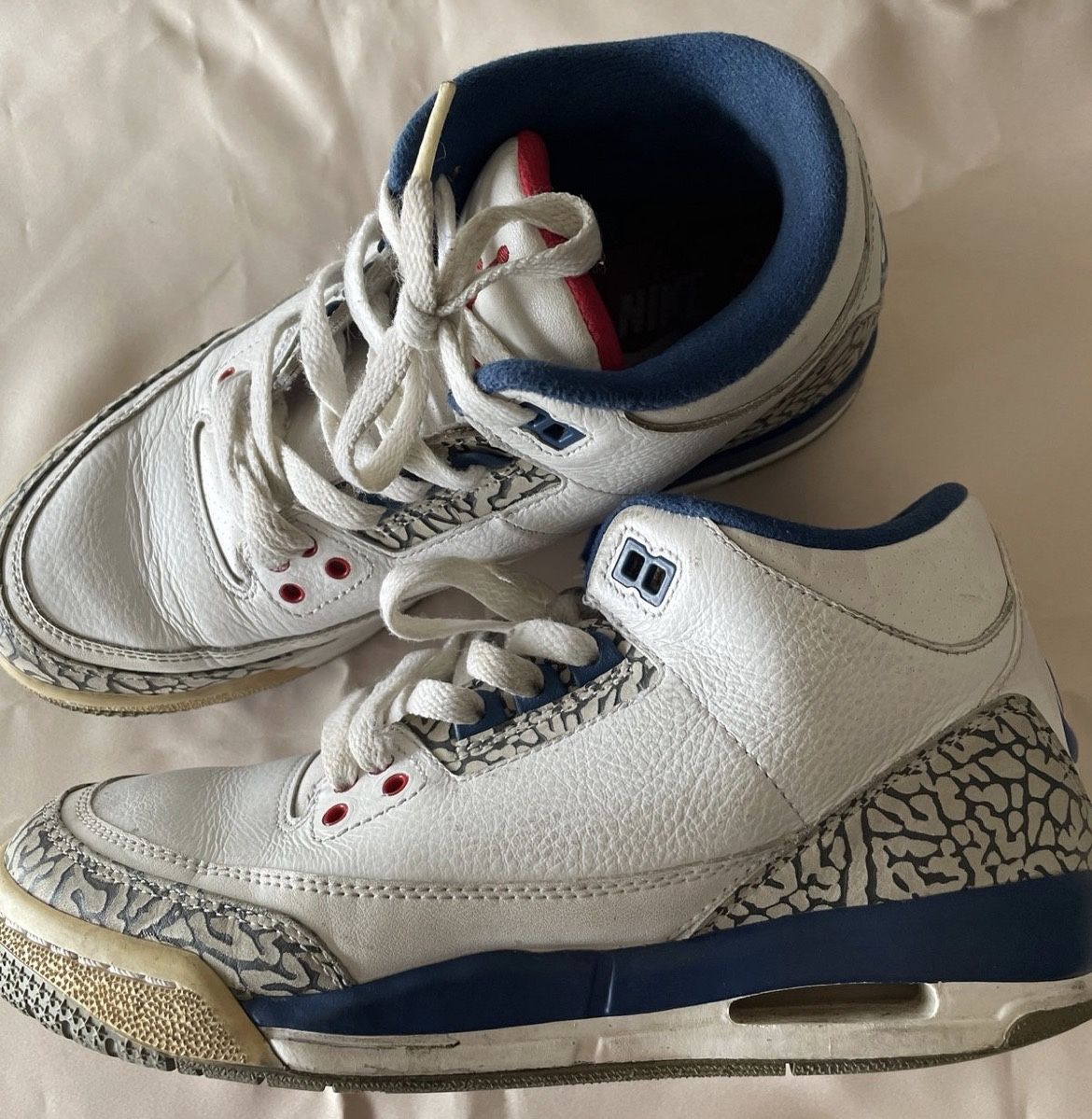 Gently worn Jordan 3 Retro OG White/Fire Red-True Blue 854262-106, Size 5.5Y.