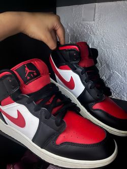 red nike jordan mids