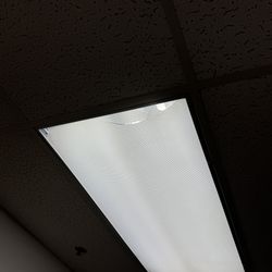 Black Recliner Sectional with Bluetooth Speaker and LED Lights (12/26) / Reclinable seccional negro con altavoz Bluetooth y luces LED (12/26)