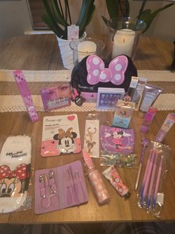 New Minnie Mouse by The Creme Shop Makeup Bag Beauty Bundle