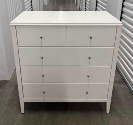 SOLID WOOD MODERN DESIGN WHITE FINISH 5- DRAWER CHEST DRESSER - IN NEW CONDITION - DELIVERY AVAILABLE