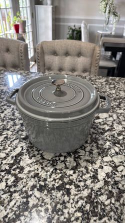 Williams Sonoma Staub enameled Cast Iron round Duch oven 7qt