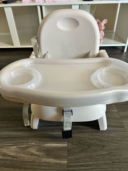 Feeding chair with tray and belts
