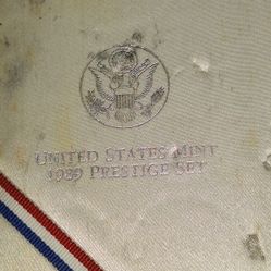 1989 S US Mint Prestige Proof Set Congress Bicentenial Commemorative 90% Silver Dollar and commemorative congress half dollar. Corner of book damaged 