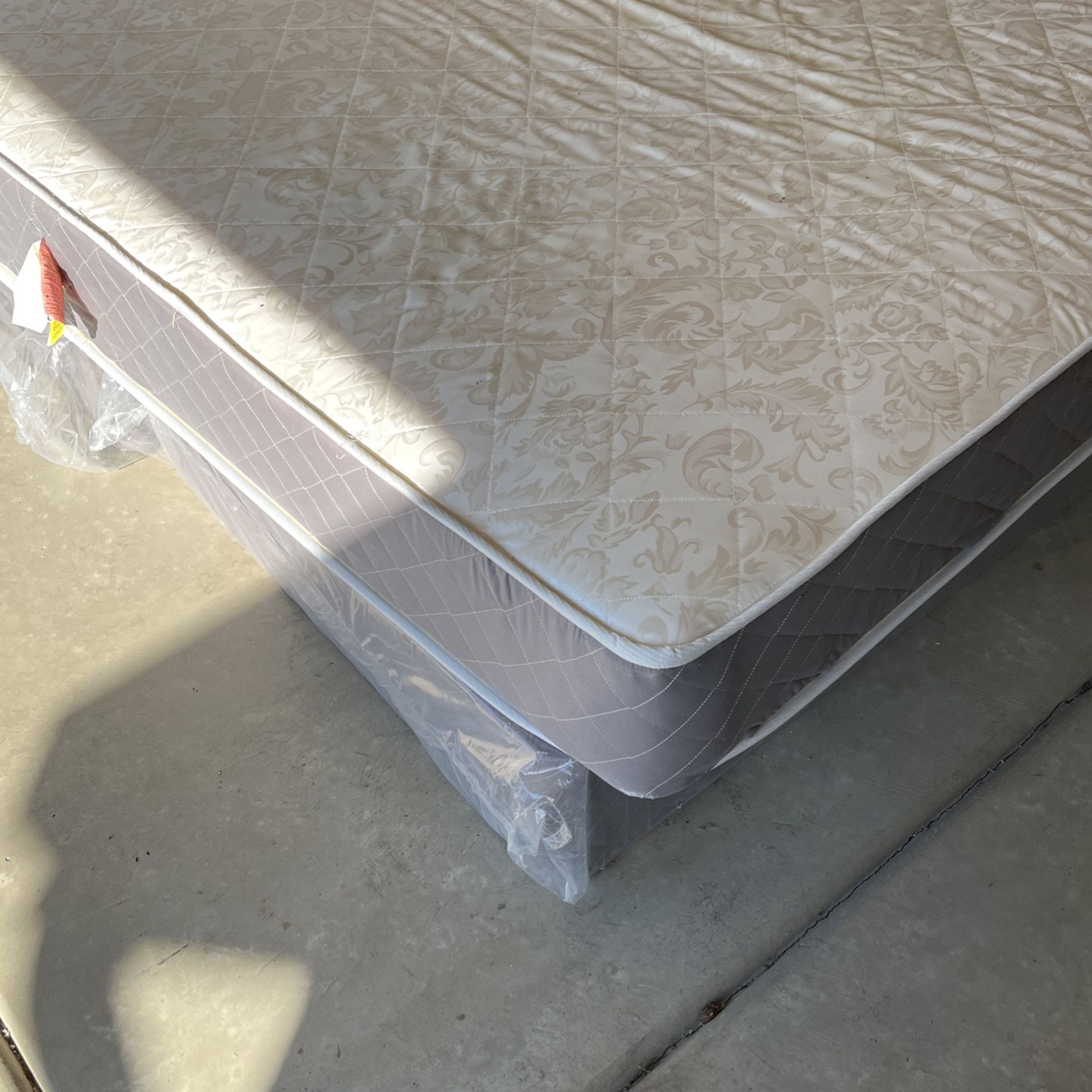 King Sized Mattress And Box Springs for Sale in Merced, CA OfferUp