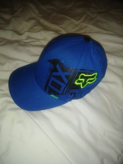 New fox hat. 15$ paid 40$ size small.