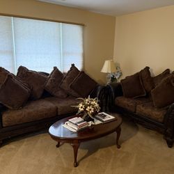 Elegant Traditional Sofa & Loveseat Set-Excellent Condition