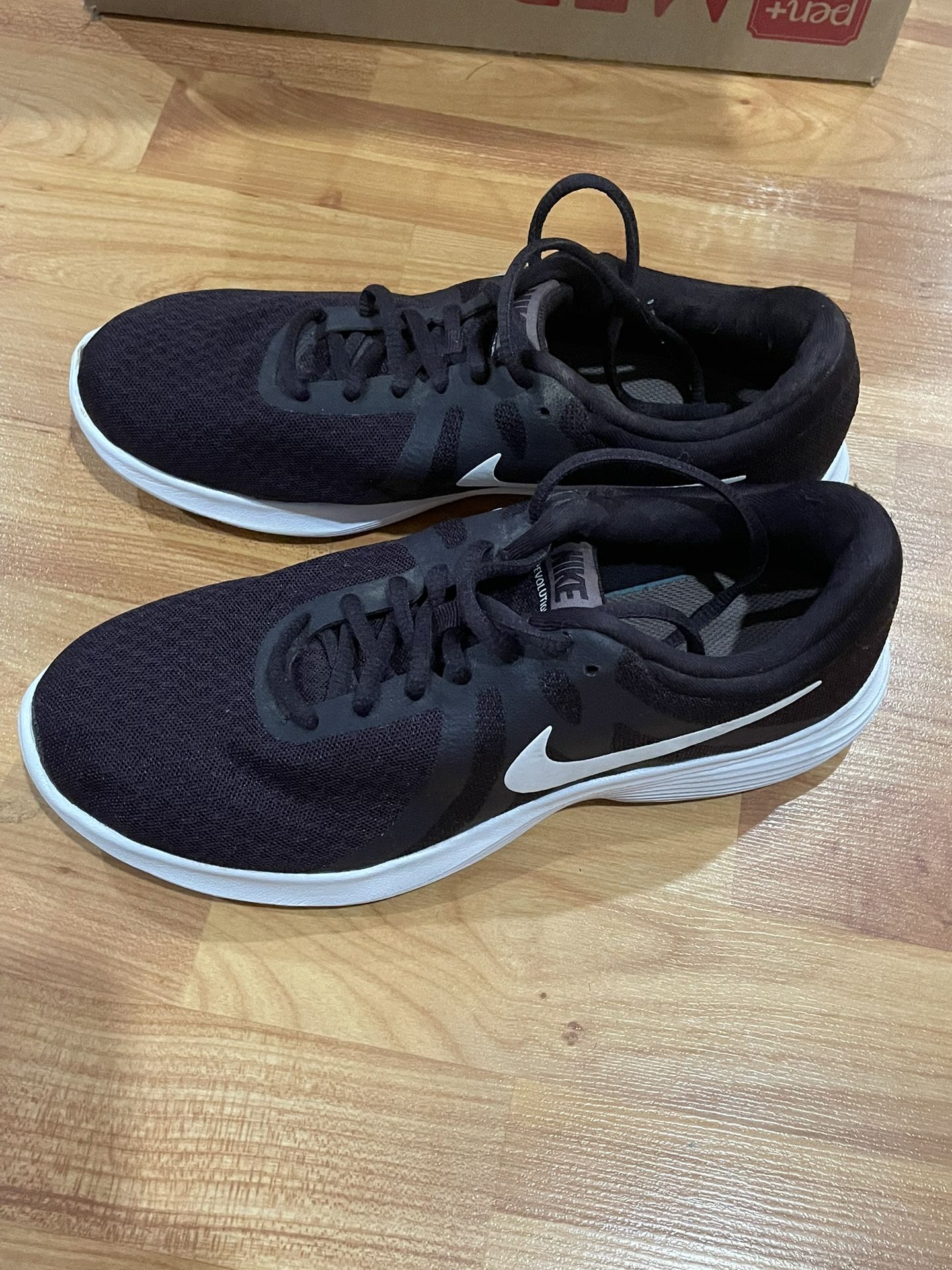 Nike Shoes Revolution 8.5
