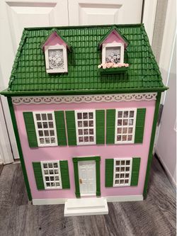 Doll house with furniture / cute!