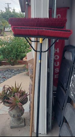 Pushbroom/squeegee