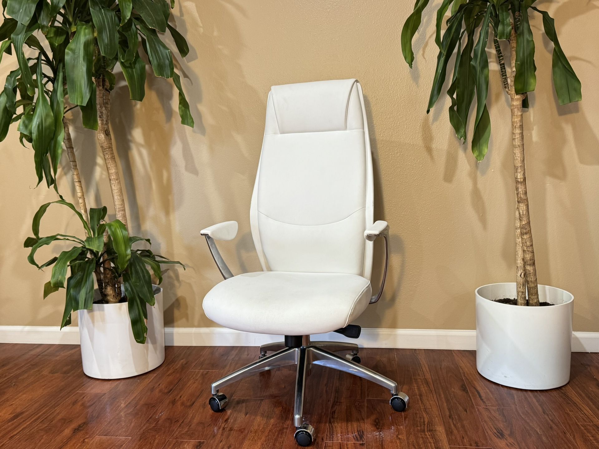 Zuri Perot Leather Executive Chair – Like New
