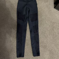 ALO HIGH WASTED Alo yoga navy blue glossy motto leggings. Super soft and comfortable. Size: XS High-rise Approximate measurements: inseam 28" Conditio