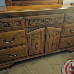 Dresser/w mirror