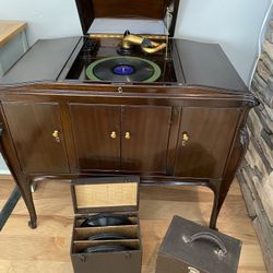 Victrola VV-300 Working Phonograph w/ Records 