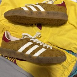 Haven't been worn with box and dust bags They're size 6.5 in men/ 7.5 in women.