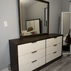 Dresser with mirror / comoda con espejo
