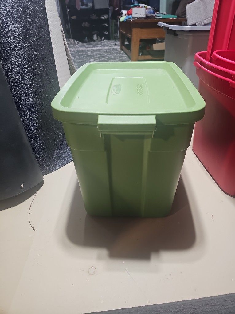 Rubbermaid Roughneck 18 Gallon TOTE 3x