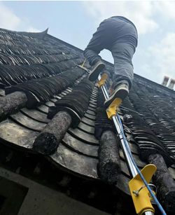 Free 🚚- 18 Foot 500LB All-Metal Steep Assist Roof Ladder 10M Safety Rope Pitch Hopper Roofing Wedge for Roof Climbing (One Pack