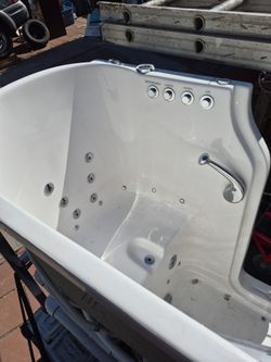 American Tubs walk-in therapeutic bathtub, model D2852KS-LW