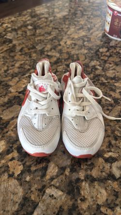 Tennis shoes