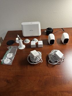 Arlo Pro 2 Base station VMB 4000, and two cameras