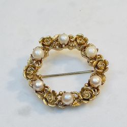 1940s Vintage Lisner Gold Tone Faux Pearl Floral Wreath Brooch - 1.5”