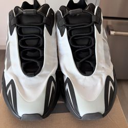 Yeezy 700 MNVN Blutin 