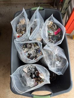 15+ LBS BROKEN, MIXED NEW COSTUME JEWELRY CRAFT LOT, $50 PER BAG JOYERÍA MANUALIDADES $50 POR BOLSA
