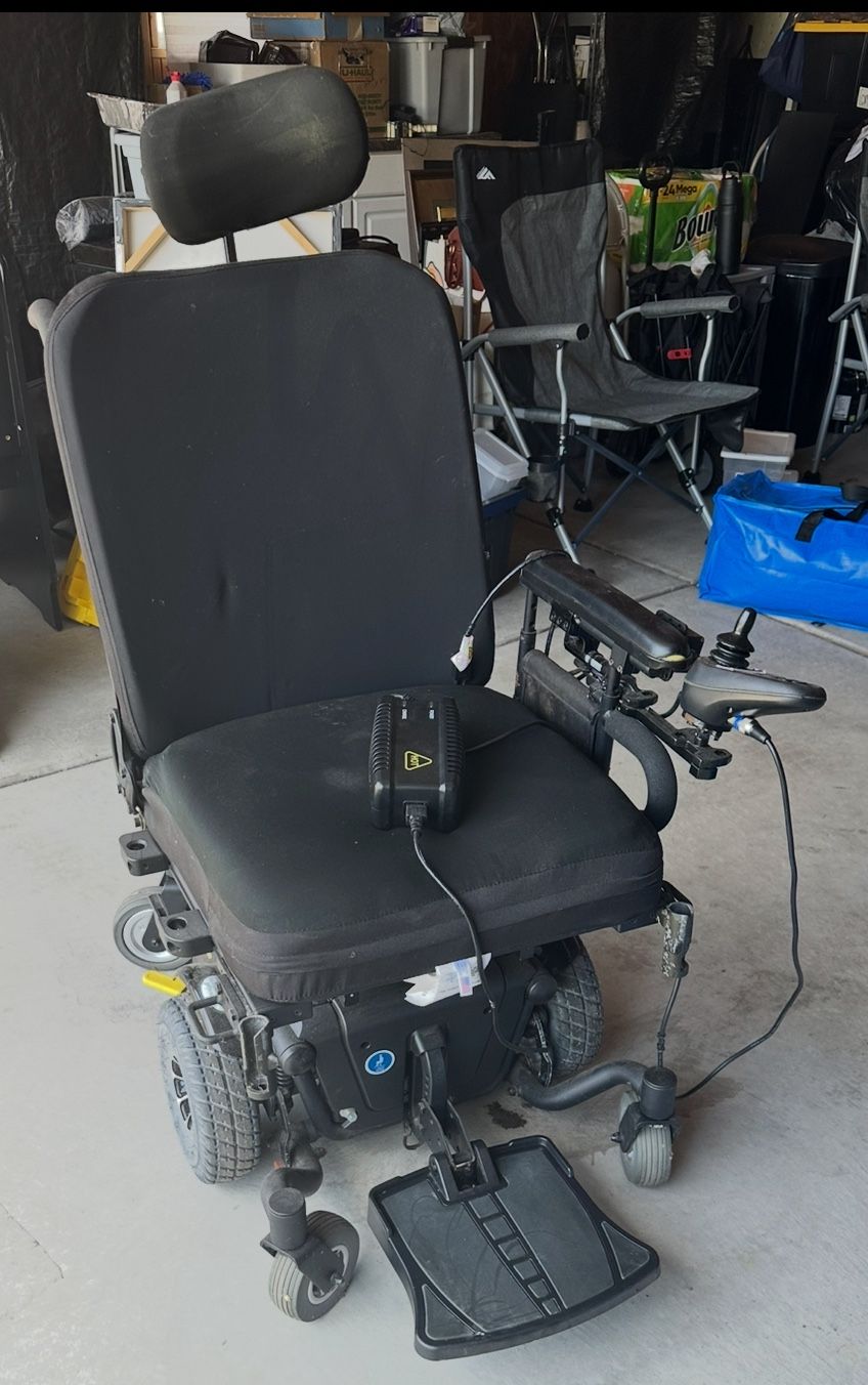 Quantum 610 Electric Wheelchair