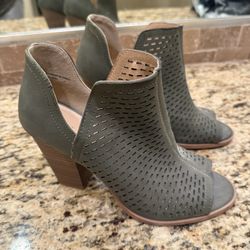 Woman’s Shoes